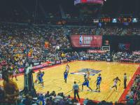 FB体育赛事-字母哥狂轰42+12统治禁区，灰熊末节发力险胜活塞