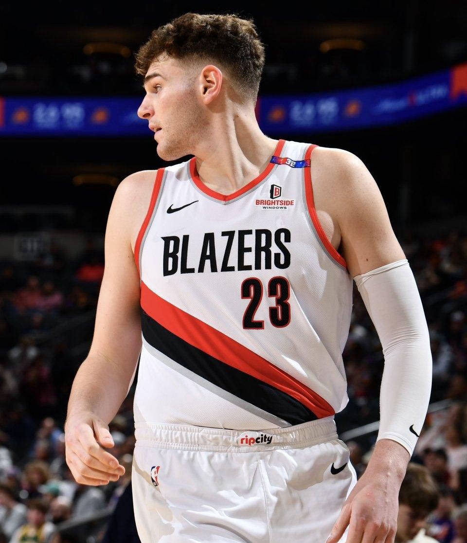 年轻新秀崭露头角，助球队战绩大幅改善的简单介绍