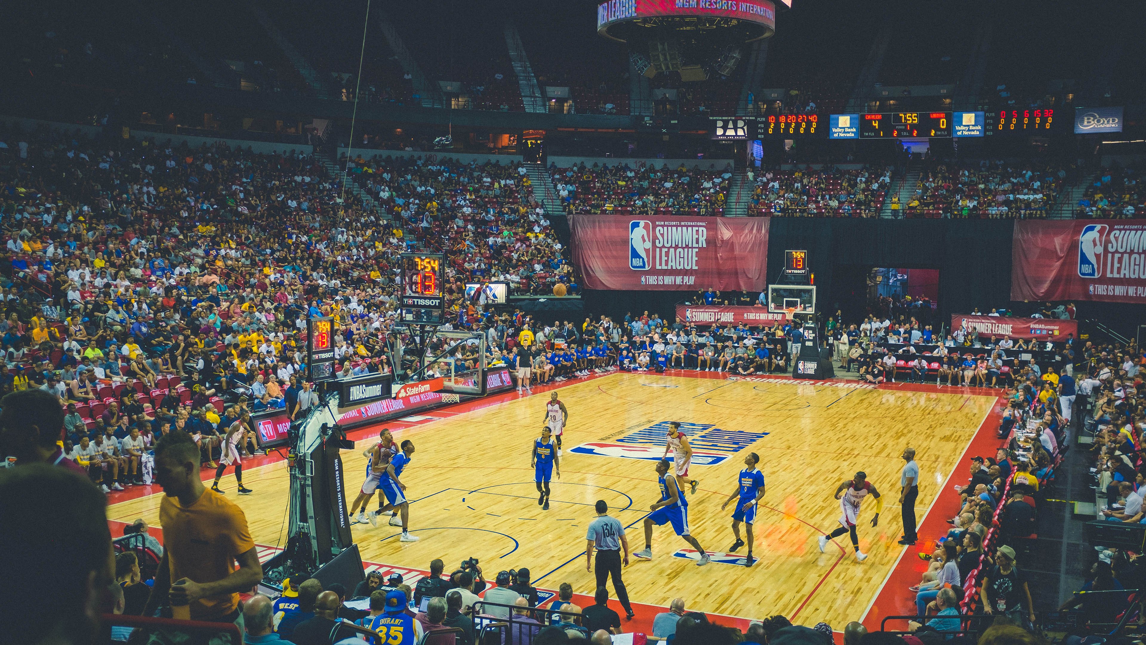 红牛二队强势碾压威廉姆斯，诺里斯独燃赛场—F1赛季最冷一夜的烈焰与冰霜